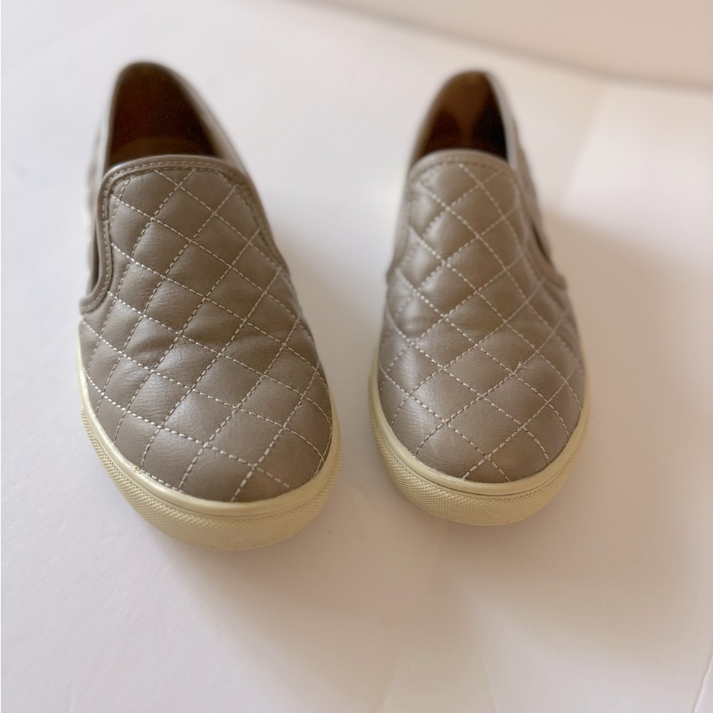 Steve Madden| Steve Madden tan quilted sneakers size 7.5M